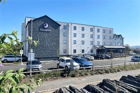 hotels in porthmadog with parking.